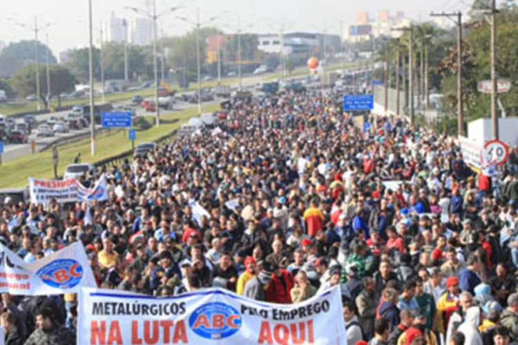 Sindicatos devem ser multados por ocuparem as cinco faixas da pista local da rodovia
 (Rodrigo José/Divulgação/SMABC)