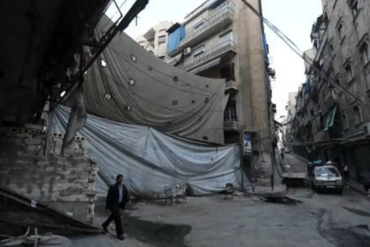 Rua da cidade síria de Alepo, destruída: "esta é a posição da diplomacia francesa", disse chanceler (Joseph Eid/AFP)