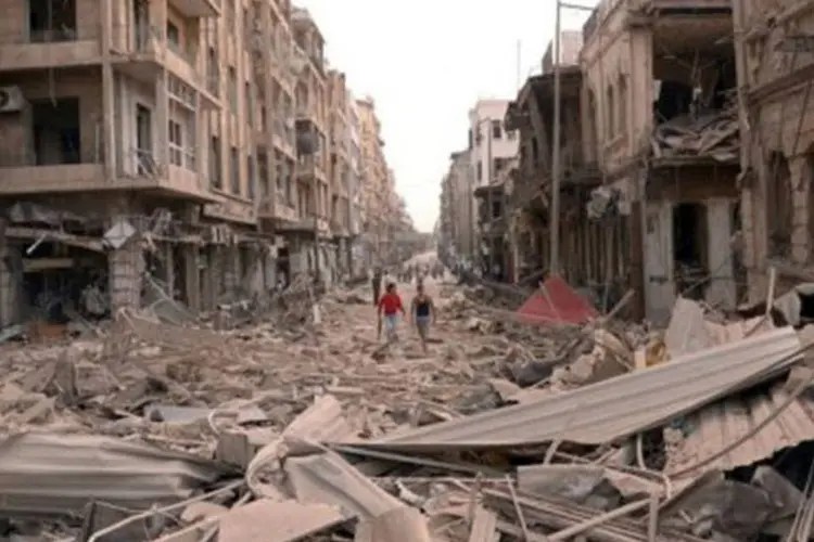
	Local de explos&atilde;o de carro-bomba em Alepo, na S&iacute;ria: bombas de obuzes mataram cinco pessoas na Turquia
 (AFP)