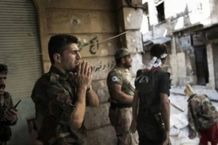 
	Combatente do Ex&eacute;rcito S&iacute;rio Livre faz uma prece antes de combate na cidade de Alepo: os combates j&aacute; acontecem h&aacute; dois meses
 (Marco Longari/AFP)