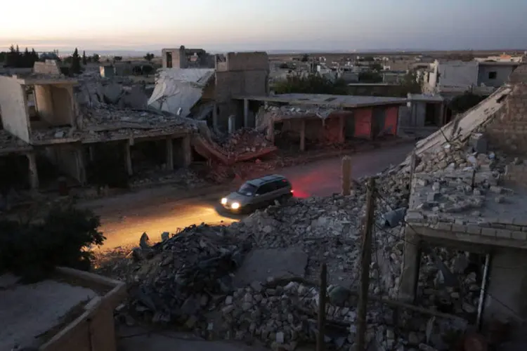 
	Aleppo: v&iacute;deos de Aleppo t&ecirc;m mostrado repetidamente crian&ccedil;as pequenas sendo retiradas de escombros de pr&eacute;dios desmoronados
 (Khalil Ashawi / Reuters)