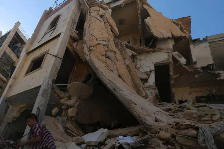 
	Aleppo: o Observat&oacute;rio destacou que 50 desses civis morreram por bombardeios da coaliz&atilde;o internacional, liderada por Washington
 (Abdalrhman Ismail / Reuters)