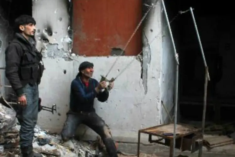 
	Rebelde em confronto em Deir Ezzor: foram registrados enfrentamentos entre rebeldes e for&ccedil;as do regime nas imedia&ccedil;&otilde;es da pris&atilde;o central de Aleppo e no centro hist&oacute;rico da cidade
 (AFP/Arquivos)
