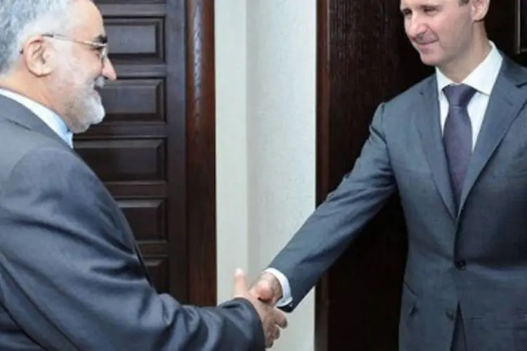 
	O presidente s&iacute;rio Bashar al-Assad (D) em encontro com Aladin Borujerdi, deputado iraniano: &quot;a S&iacute;ria luta com seu povo contra o terrorismo da Al-Qaeda&quot;, disse a diplomacia s&iacute;ria
 (AFP)
