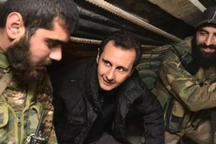 O presidente sírio, Bashar al-Assad ao lado de soldados (AFP)