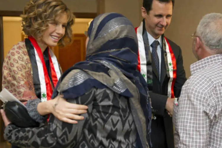O presidente sírio, Bashar al-Assad, junto a sua esposa, Asma: líder felicitou os docentes pela festividade e louvou os sacrifícios feitos (Sana/Handout via Reuters)