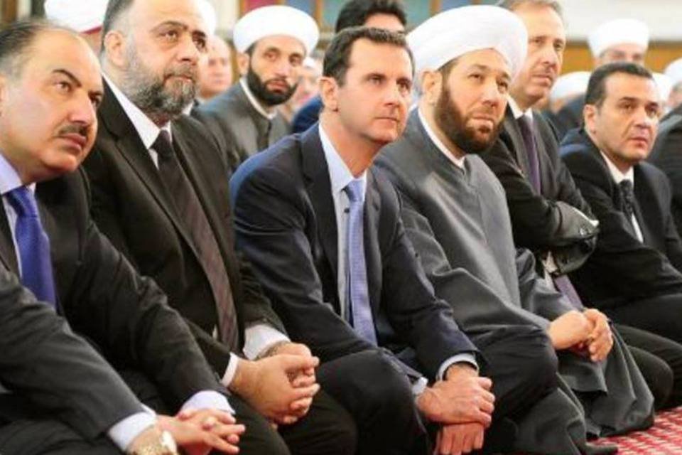 Presidente sírio participa de oração apesar de morteiros