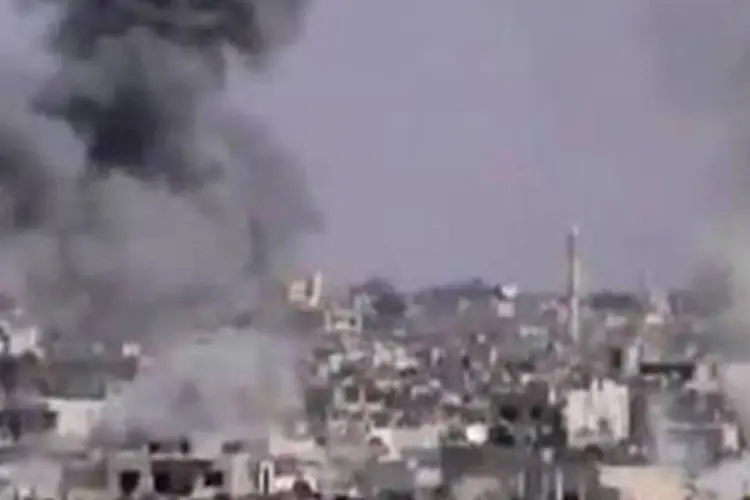 Imagem de um vídeo mostra um bombardeio por parte das forças do regime sírio na cidade de Homs em 5 de outubro
 (AFP)