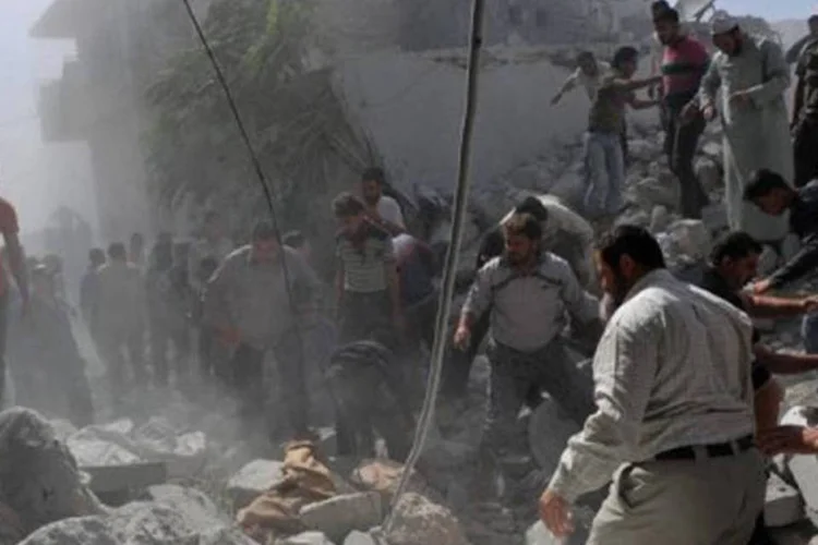 
	S&iacute;rios buscam por corpos entre destro&ccedil;os ap&oacute;s ataques a&eacute;reos da avia&ccedil;&atilde;o s&iacute;ria em Maaret al-Numan: sete soldados morreram na regi&atilde;o
 (Bulent Kilic/AFP)