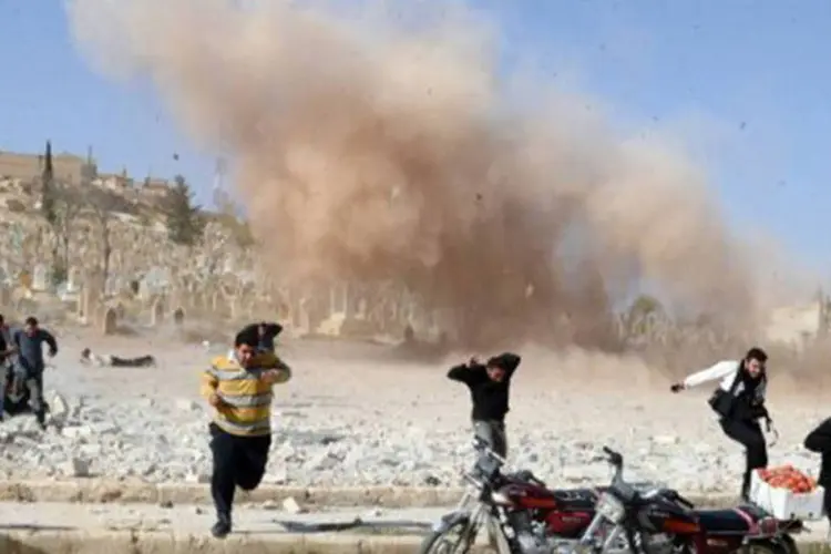 Moradores da cidade de Al-Bab, leste da Síria, correm após novo ataque da artilharia
 (Philippe Desmazes/AFP)