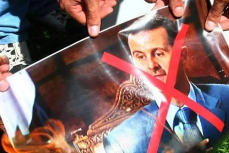 Cartaz contra o ditador da Síria,  Bashar al-Assad (Adem Altan/AFP)