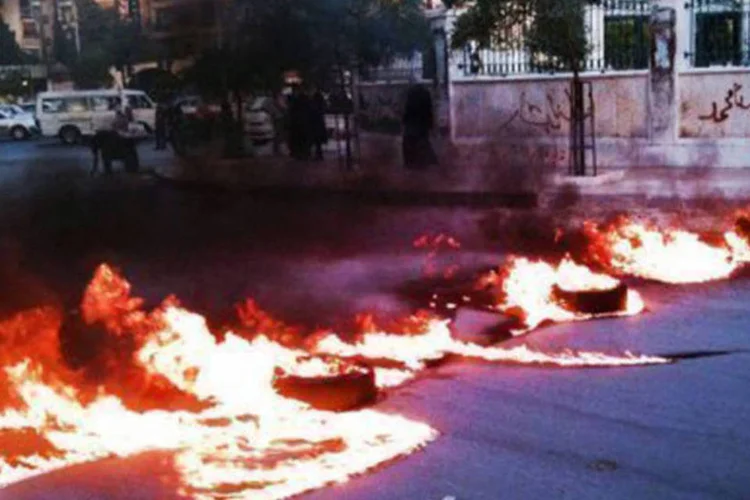 Rua bloqueada por barricadas em Damasco: o ministro disse que o Iraque já tinha alertado a Síria sobre o perigo de permitir a passagem de combatentes estrangeiros pela fronteira (Shaam News Network/AFP)