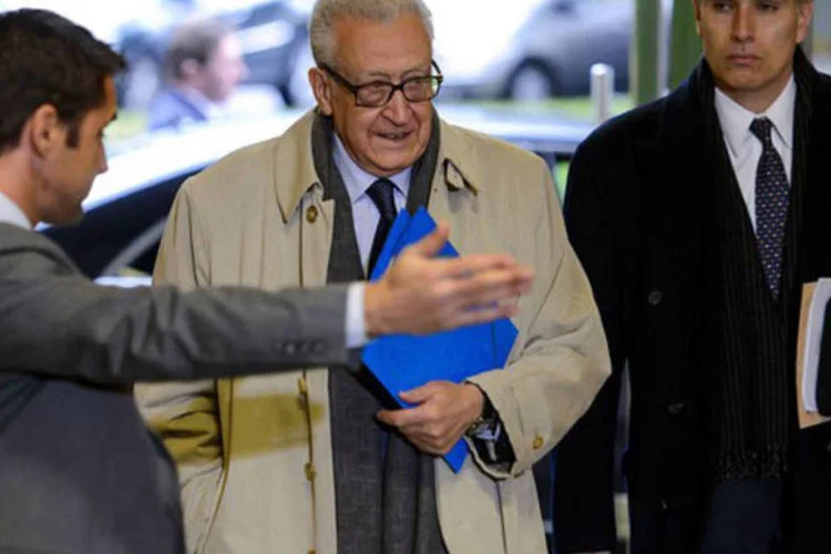 O emissário internacional Lakhdar Brahimi (C) chega em 11 de janeiro a um encontro em Genebra sobre a crise síria
 (Fabrice Coffrini/AFP)