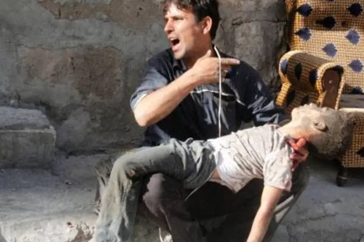 
	Crian&ccedil;a ferida em ataque a&eacute;reo no dia 1 de maio de 2014 em Halak, S&iacute;ria: os atentados deixaram mais de 50 feridos
 (Khaled Khatib/AFP)
