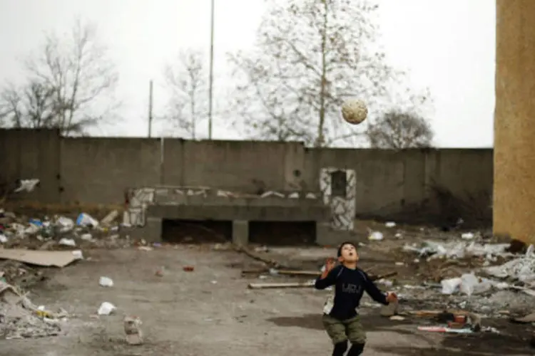 
	Crian&ccedil;a s&iacute;ria refugiada brinca com uma bola: &quot;Gosto da Turquia porque na S&iacute;ria h&aacute; guerra. Aqui me sinto seguro&quot;, diz o menino. &quot;A parte ruim &eacute; que n&atilde;o posso ir &agrave; escola&quot;
 (REUTERS/Stoyan Nenov)