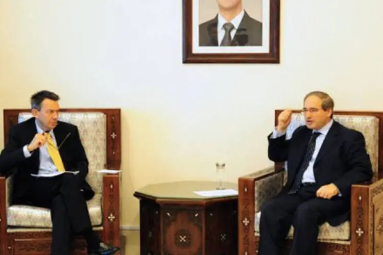 
	Ministro s&iacute;rio Faisal al-Miqdad (d) e o presidente do CICV Peter Maurer (e) em Damasco: em outra reuni&atilde;o, Peter se encontrou com Assad
 (AFP)