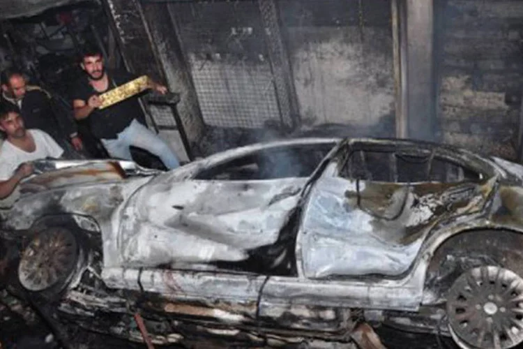 Sírios observam local de explosão em Damasco no dia 6 de novembro
 (AFP)