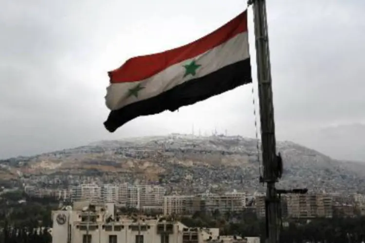 
	Bandeira s&iacute;ria em hotel: ontem, a televis&atilde;o s&iacute;ria apontou que pelo menos 43 combatentes opositores morreram
 (Louai Beshara/AFP)