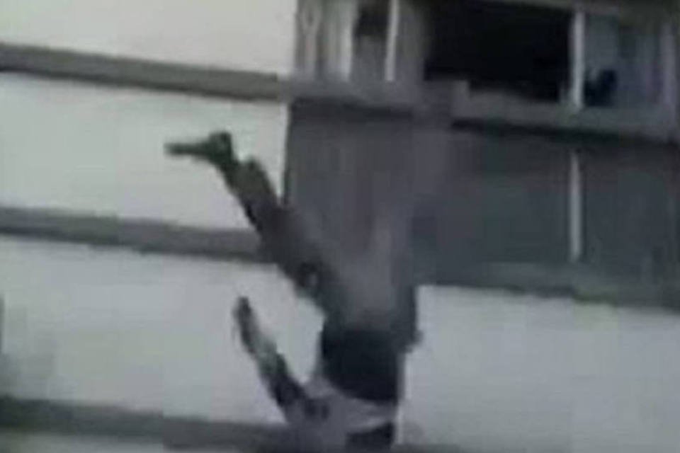 Vídeos mostram rebeldes sírios degolando homem