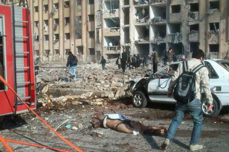 
	Cen&aacute;rio de uma explos&atilde;o na Universidade de Alepo: rebeldes dizem se tratar de um bombardeio a&eacute;reo, enquanto uma fonte militar relaciona a explos&atilde;o aos insurgentes
 (AFP)