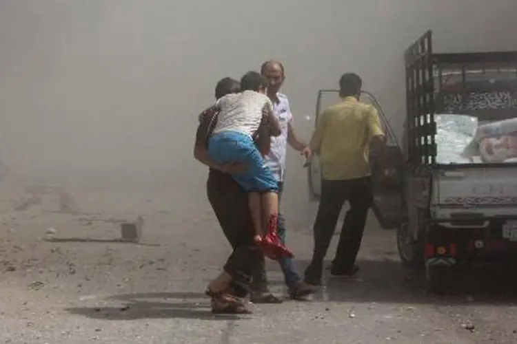
	Morador &eacute; socorrido ap&oacute;s um ataque da avia&ccedil;&atilde;o s&iacute;ria &agrave; cidade de Aleppo: O ex&eacute;rcito s&iacute;rio controla os sub&uacute;rbios do sul de Hassake e &quot;segue mobilizando&quot; refor&ccedil;os, afirmou &agrave; AFP Rami Abdel Rahman, diretor do OSDH
 (AFP / Karam Al-Masri)