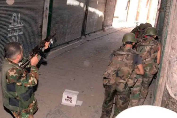 
	Membros das for&ccedil;as de seguran&ccedil;a do governo realizam investida em Alepo: ocorrem confrontos com os rebeldes na cidade
 (AFP)