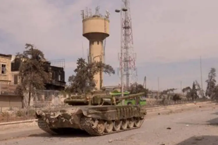 
	Tanque do ex&eacute;rcito s&iacute;rio na cidade de Alepo: devido &agrave; intensidade dos choques, os moradores de Jan Shijun, localizada na prov&iacute;ncia de Idlib, n&atilde;o podem sair de suas casas
 (AFP)