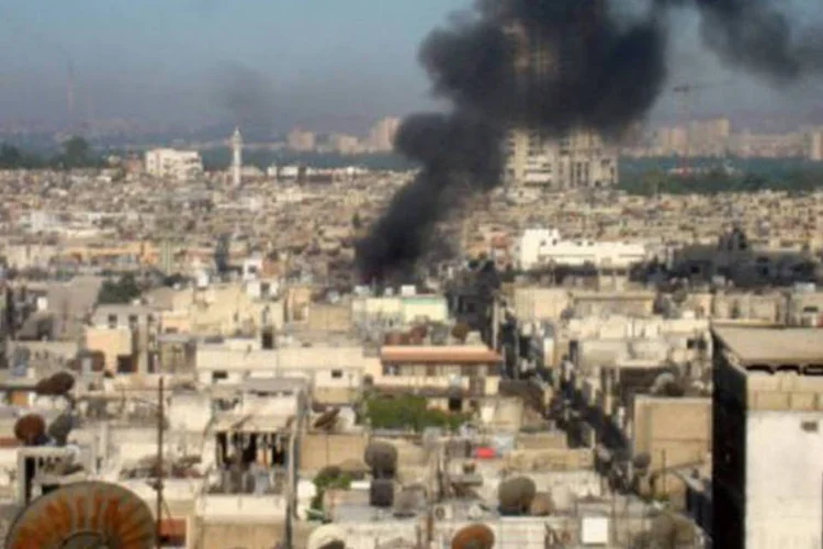 Prédios da cidade de Homs pegam fogo no dia 1 de julho de 2012
 (Shaam News/AFP)
