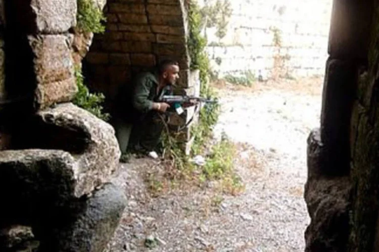 Rebelde sírio: a proposta britânica, apoiada pelos países ocidentais, traz a ameaça da imposição de sanções não militares contra o governo do presidente Bashar Assad (Djilali Belaid/AFP)