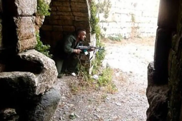 Rebelde sírio patrulha a fortaleza síria em 28 de junho de 2012: "este patrimônio histórico é propriedade de todos os sírios", defendeu opositor (Djilali Belaid/AFP)