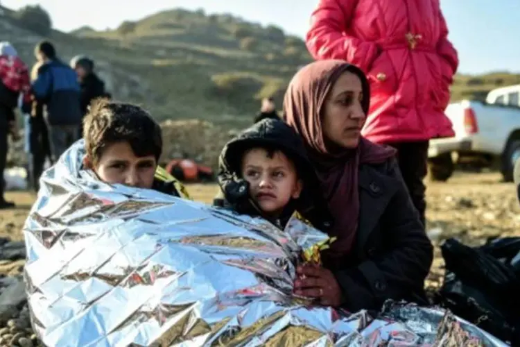 Família síria chega à ilha de Lesbos, na Grécia: "não é uma solução", diz especialista (Bulent Kilic/AFP)