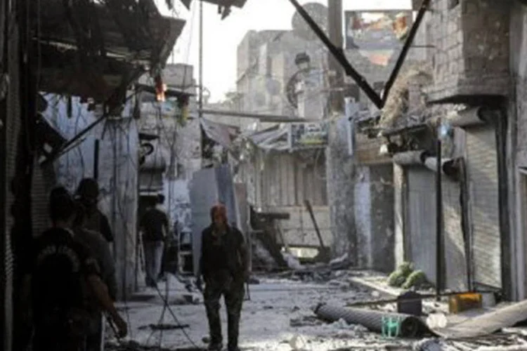 Rebeldes sírios em confronto com forças do regime em Alepo
 (John Cantlie/AFP)