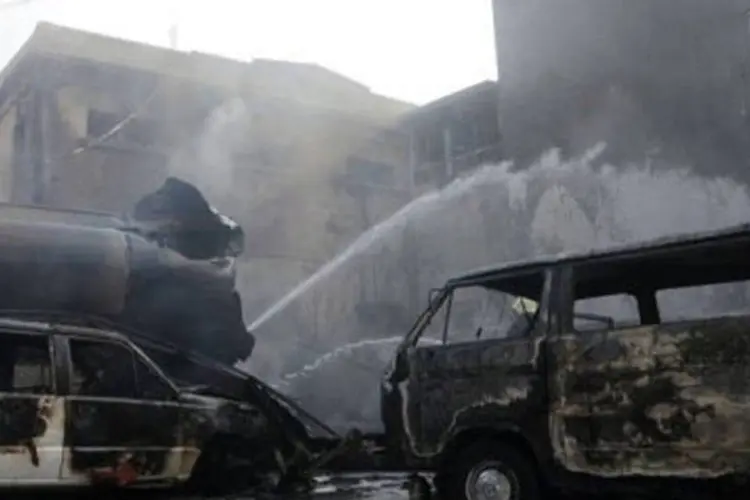 
	Ve&iacute;culo incendiado no centro de Damasco, na S&iacute;ria: a ONG n&atilde;o confirmou se os ataques afetaram o pr&eacute;dio onde fica o gabinete
 (Sana/AFP)