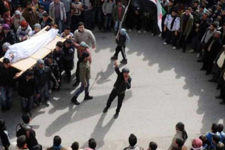 Sírios durante cerimônia de luto na cidade de Idlib: o referendo foi questionado pela oposição e criticado pelos países ocidentais (Bulent Kilic/AFP)