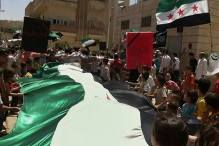 Manifestantes sírios protestam na cidade de Aleppo (AFP)
