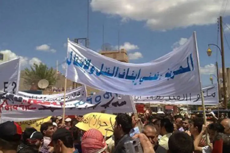 Protesto contra o governo sírio na cidade curda de Qamishli (AFP)