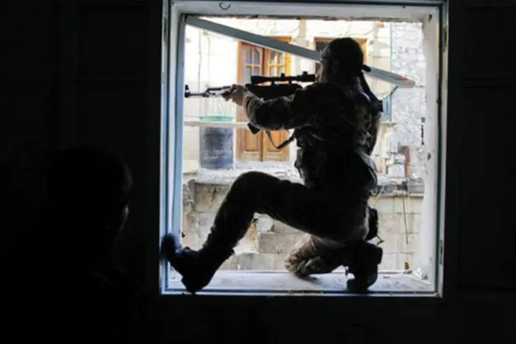 
	Membro de unidade militar curda que luta ao lado da oposi&ccedil;&atilde;o s&iacute;ria: equipe foi mantida em cativeiro por um grupo n&atilde;o identificado por cinco dias
 (Javier Manzano/AFP)