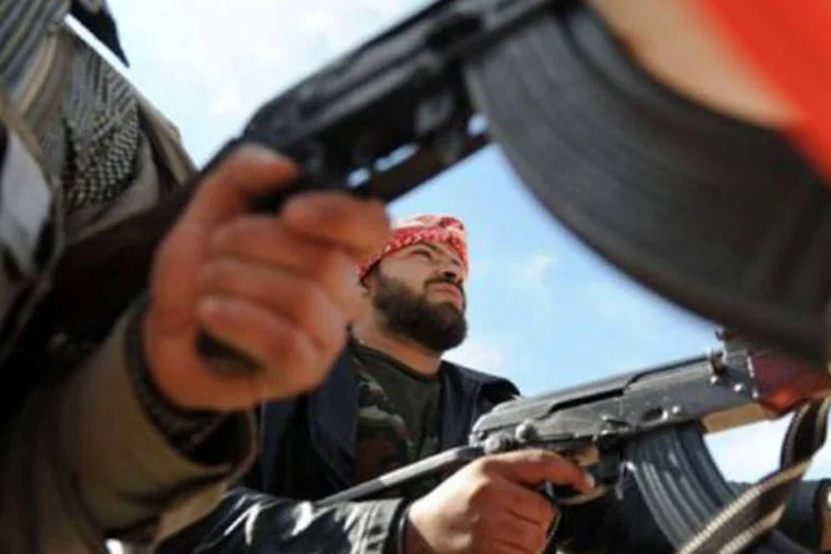 Militantes do Exército Sírio Livre na cidade de Idlib, noroeste da Síria
 (Bulent Kilic/AFP)