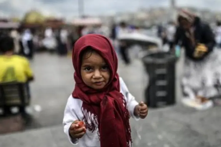 Menina síria refugiada na cidade turca de Istambul: número pode ser maior (Bulent Kilic/AFP)