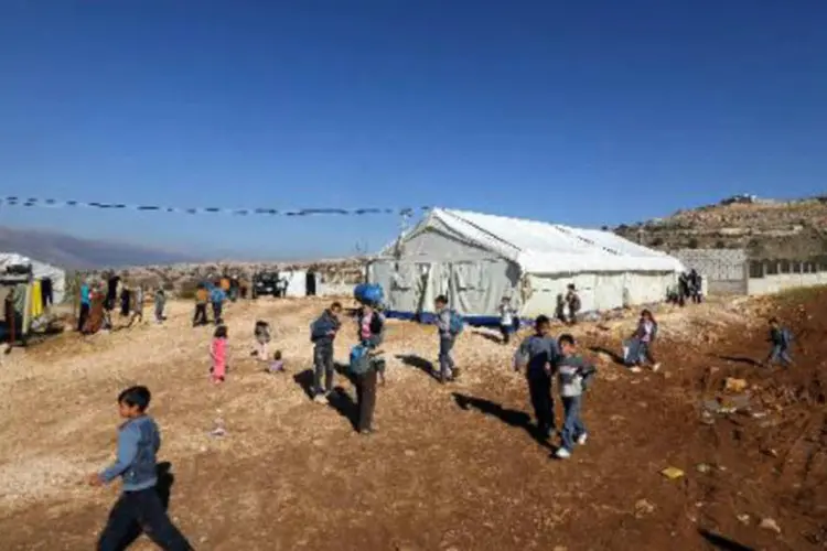 Crianças sírias são vistas saindo da escola em um campo de refugiados no Líbano (Joseph Eid/AFP)