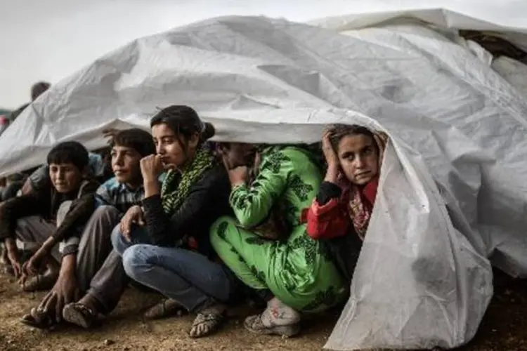 Refugiados sírios curdos em Suruc, perto da fronteira entre a Síria e a Turquia (Bulent Kilic/AFP)