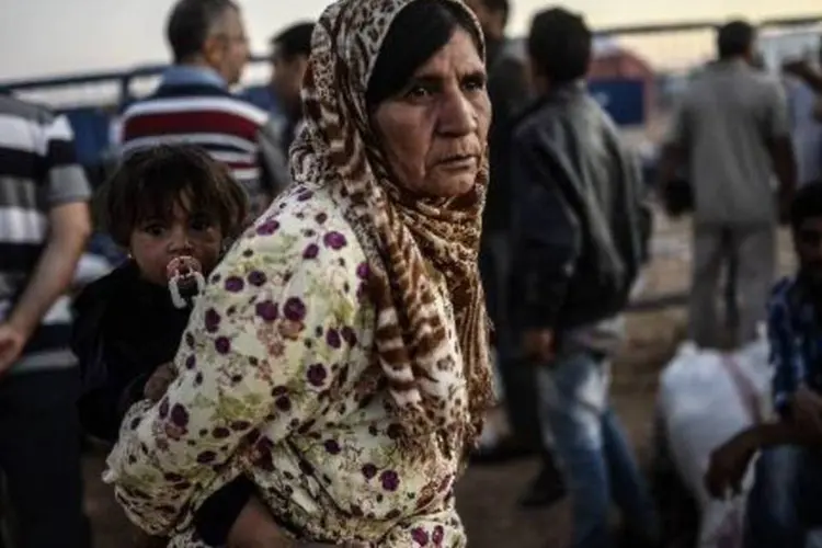 Refugiados curdos da Síria na fronteira com a Turquia (Bulent Kilic/AFP)