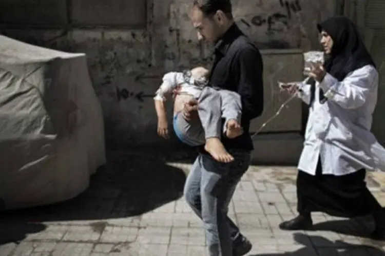 
	S&iacute;rio carrega sua filha ferida durante confrontos na cidade de Alepo em 18 de setembro: a maioria das v&iacute;timas &eacute; formada por civis
 (Marco Longari/AFP)