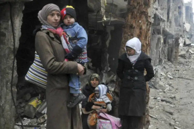 
	Refugiados no campo de Al Yarmouk, no sul de Damasco, na S&iacute;ria
 (SANA/Handout via Reuters)