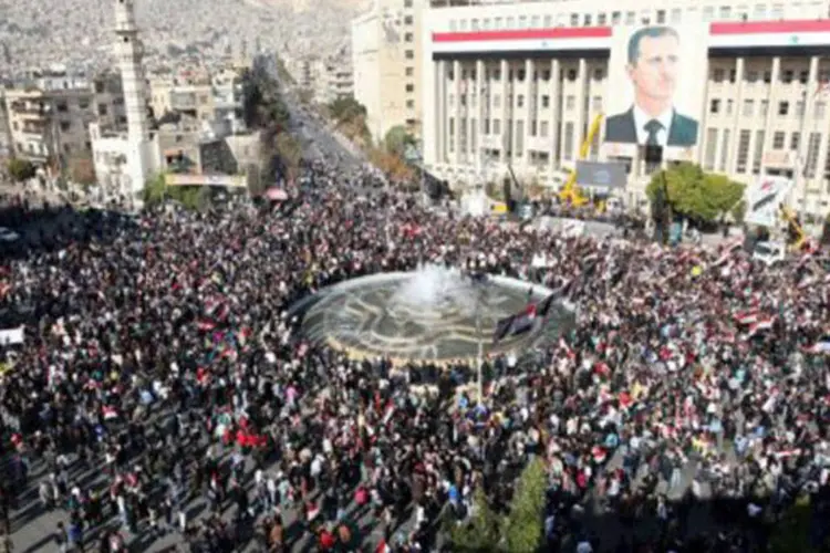 Uma multidão se reuniu na praça Sabeh Bahrat de Damasco: os manifestantes atacaram a Liga Árabe, acusando-a de internacionalizar a crise, gritando "traição da Liga"


 (Louai Beshara/AFP)