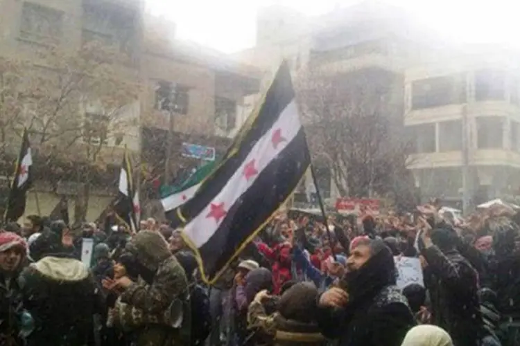 Manifestantes da oposição exibem a bandeira da independência durante protesto na cidade de Yabrud
 (LCC SYRIA/AFP)