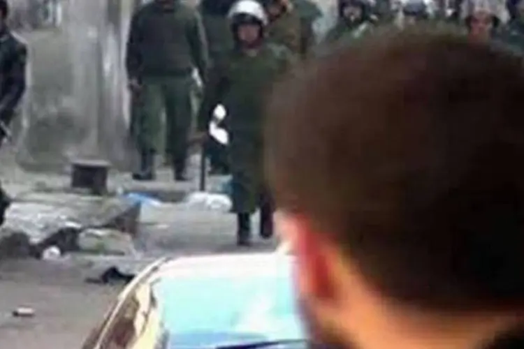 Imagem de mostra a aproximação das forças do regime da Síria dos manifestantes (AFPTV / Str)