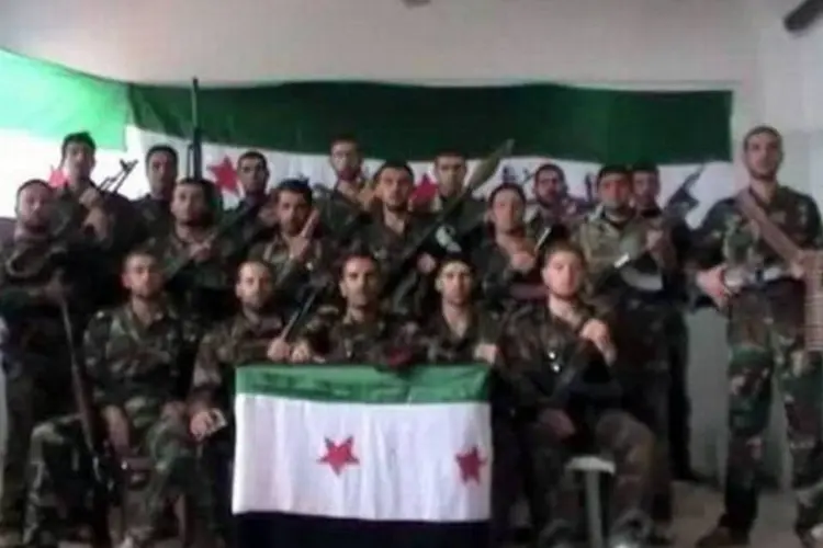 Imagem retirada do Youtube com os integrantes de um suposto grupo de desertores sírios (AFP)