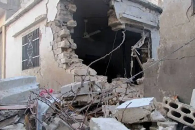 Foto divulgada pela oposição síria mostra casa destruída por ataque do Exército na cidade de Homs
 (AFP)