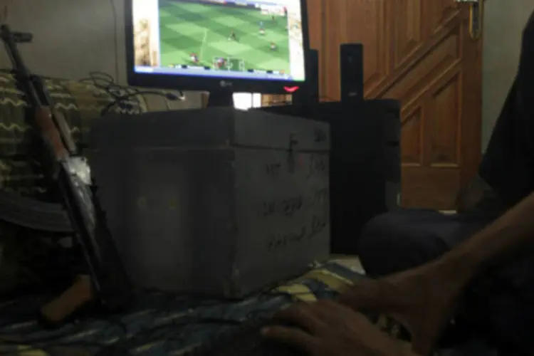 Um combatente do Exército Sírio Livre joga um jogo de futebol pelo computador, na província de Raqqa, no leste da Síria  (REUTERS / Hamid Khatib)